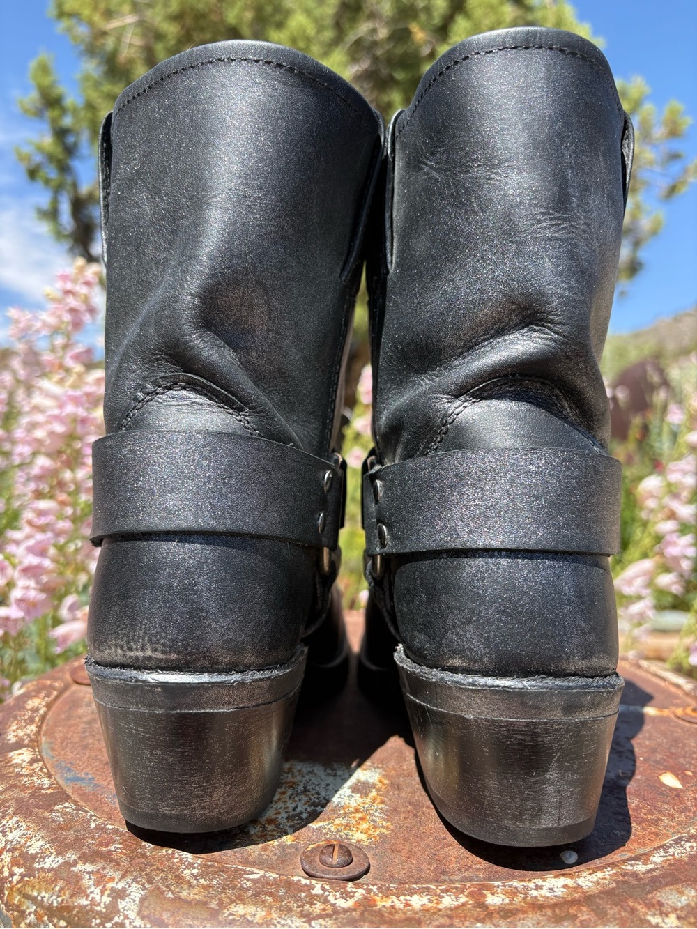 FRYE πΊπΈ Metallic Black 8R Harness Boots - Picture 8 of 16